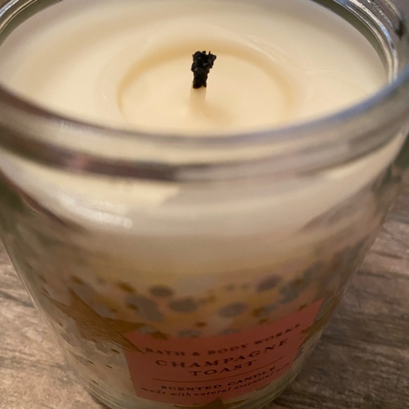 Bath & Body Works Champagne Toast Scented Candle - Picture 4 of 4